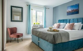 Rated 'Exceptional' 3 Bedroom House, Sleeps 6, Free Parking, Near Nec